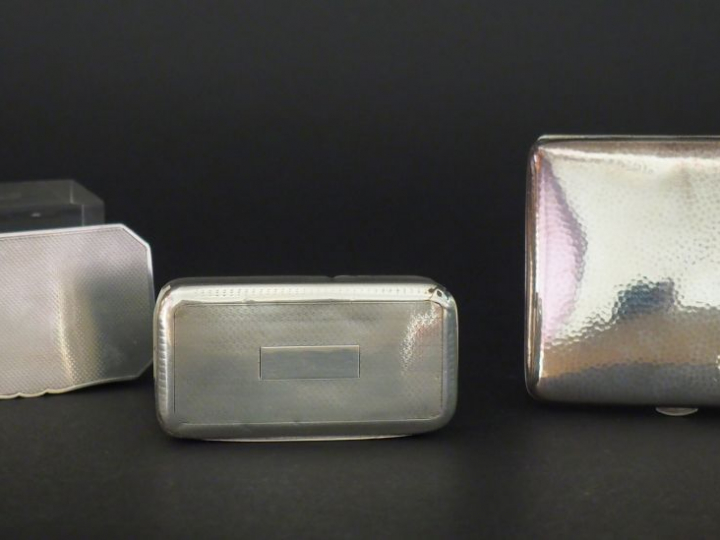 Ensemble comprenant :  - un étui à cigarettes en argent 800 martelé, d