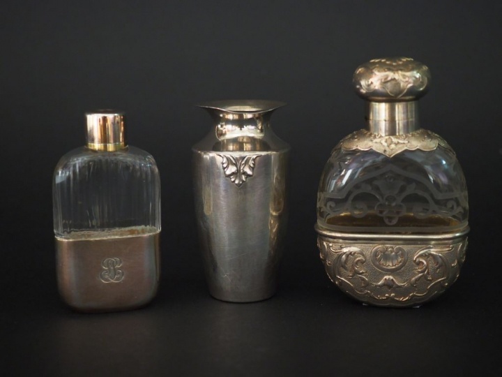 Ensemble comprenant :  - un petit vase soliflore en argent, poinçon Mi