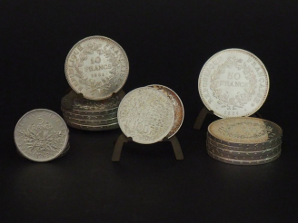 Vente aux enchères Ensemble comprenant :  - deux pièces de 100 Francs argent, 1982 et 198