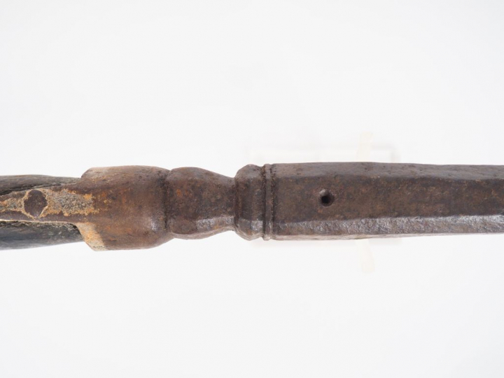 Canon à main en fer battu et forgé (défaut de soudure visible sur le p
