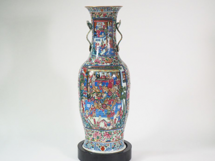 Canton, XIXe siècle, Exceptionnel vase de Palais de forme balustre en 