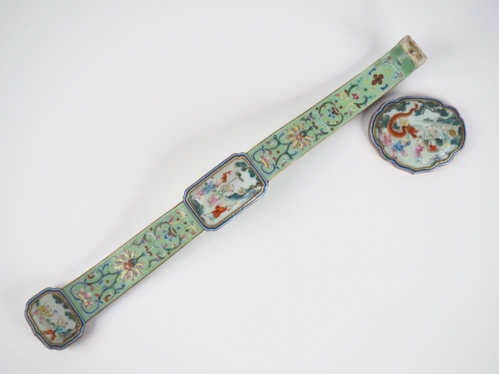 Chine, période Jiaqing (1796-1820) Sceptre ruyi en biscuit et émaux de