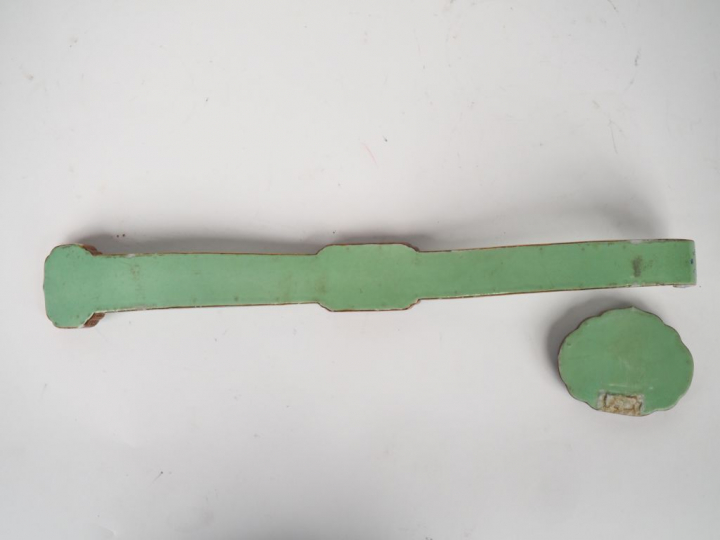 Chine, période Jiaqing (1796-1820) Sceptre ruyi en biscuit et émaux de