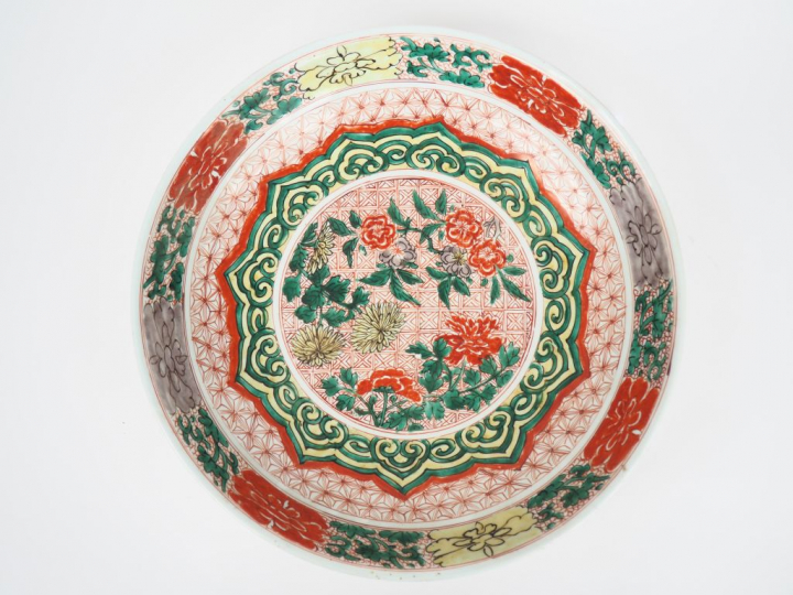 Chine, période Kangxi, transition  Coupe creuse en porcelaine et émaux