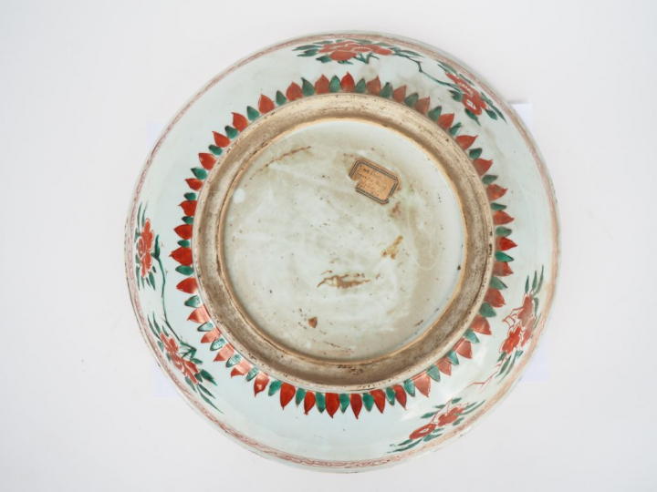 Chine, période Kangxi, transition  Coupe creuse en porcelaine et émaux