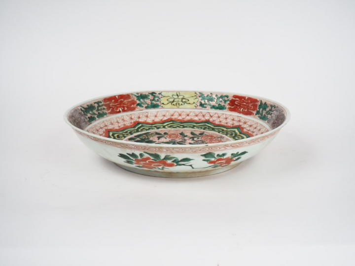 Chine, période Kangxi, transition  Coupe creuse en porcelaine et émaux