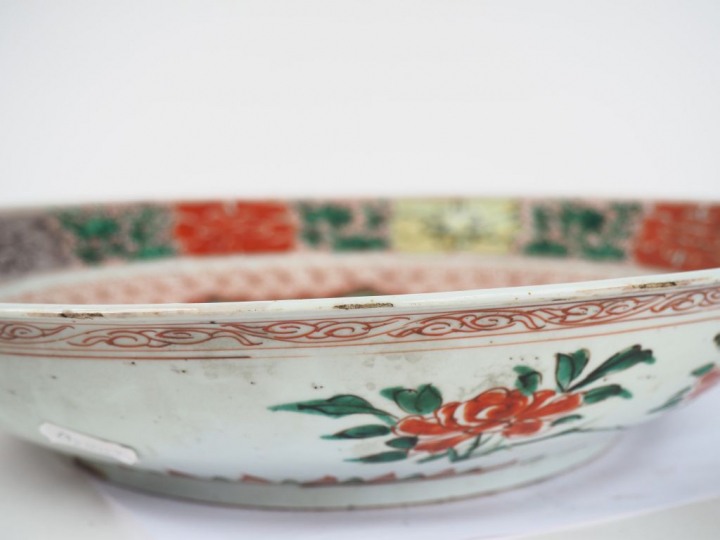 Chine, période Kangxi, transition  Coupe creuse en porcelaine et émaux
