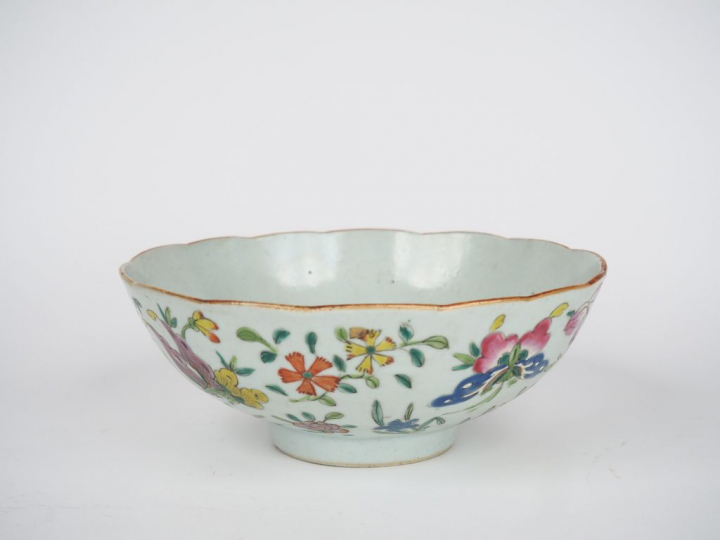 Chine, XIXe siècle,  Coupe floriforme en porcelaine sur piédouche et é