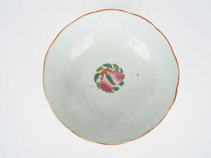 Chine, XIXe siècle,  Coupe floriforme en porcelaine sur piédouche et é