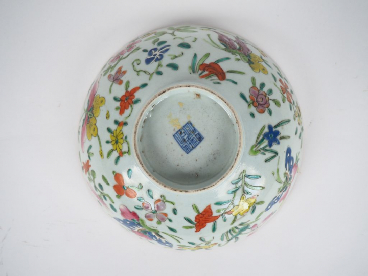 Chine, XIXe siècle,  Coupe floriforme en porcelaine sur piédouche et é