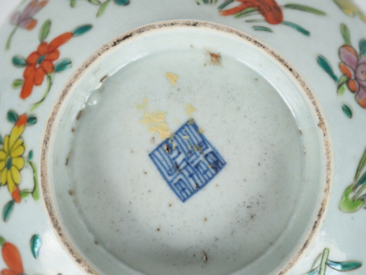 Chine, XIXe siècle,  Coupe floriforme en porcelaine sur piédouche et é