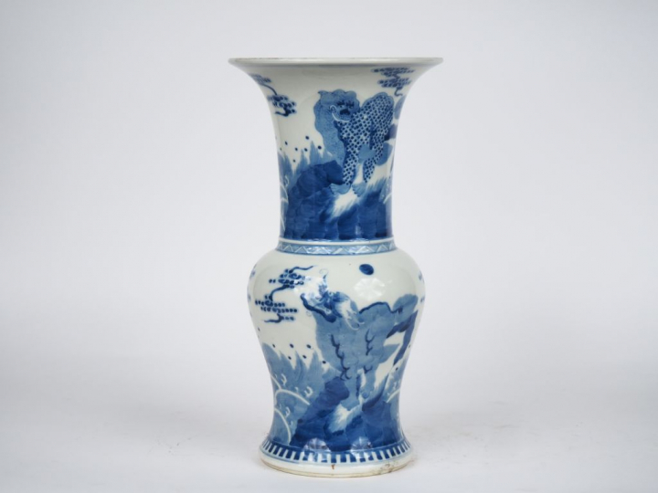 Chine, vers 1900,  Vase de forme « yenyen » en porcelaine blanche à dé