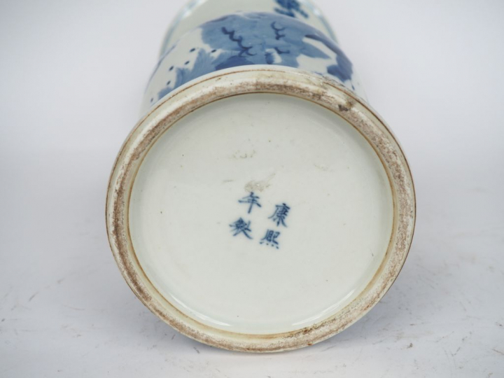 Chine, vers 1900,  Vase de forme « yenyen » en porcelaine blanche à dé