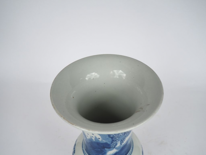 Chine, vers 1900,  Vase de forme « yenyen » en porcelaine blanche à dé