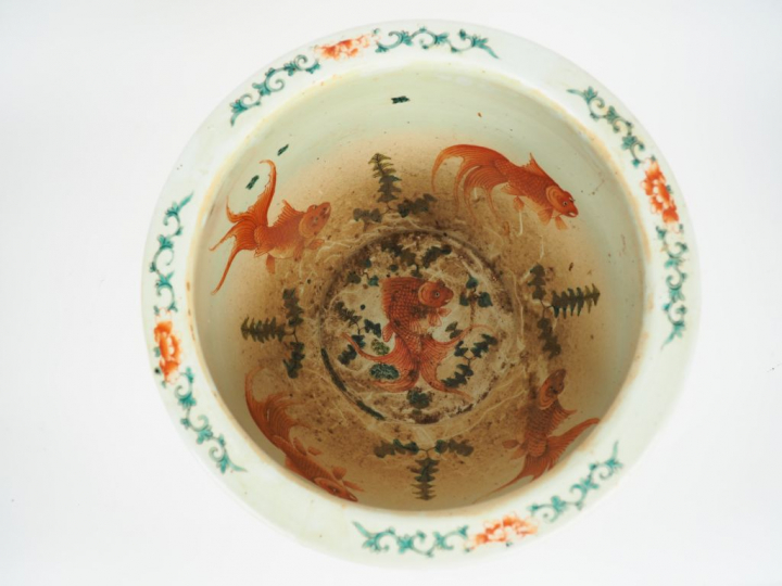 Chine fin de la période Qing. Vasque à poisson en porcelaine à décor d