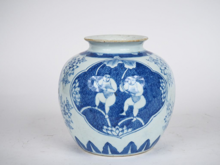 Chine XVIIIe siècle,  Pot à gingembre en porcelaine bleu blanc à décor