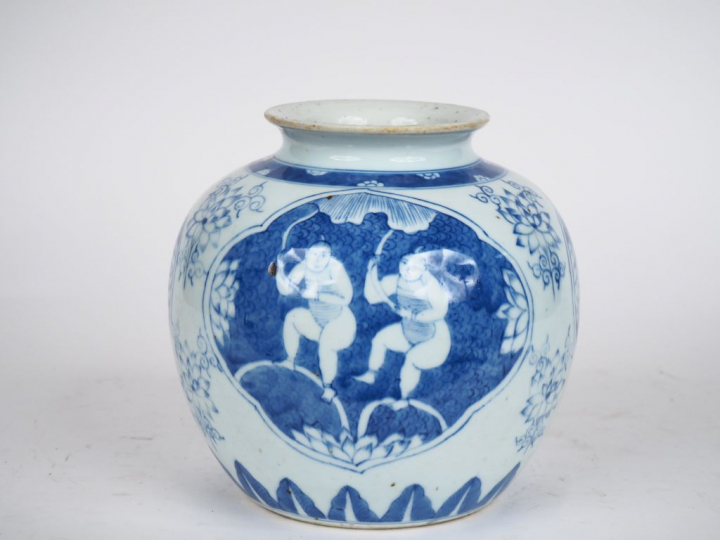 Chine XVIIIe siècle,  Pot à gingembre en porcelaine bleu blanc à décor