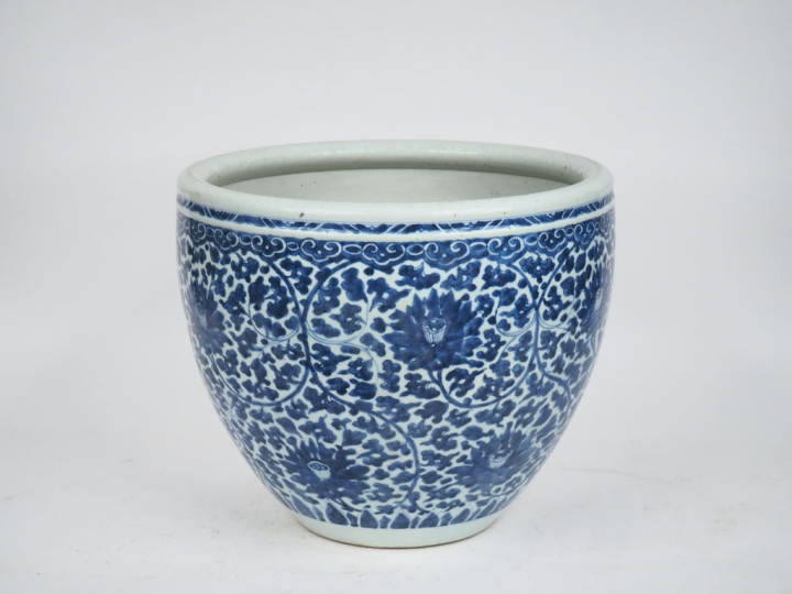 Chine, XVIIe siècle, Vasque à poissons en porcelaine à décor en bleu s