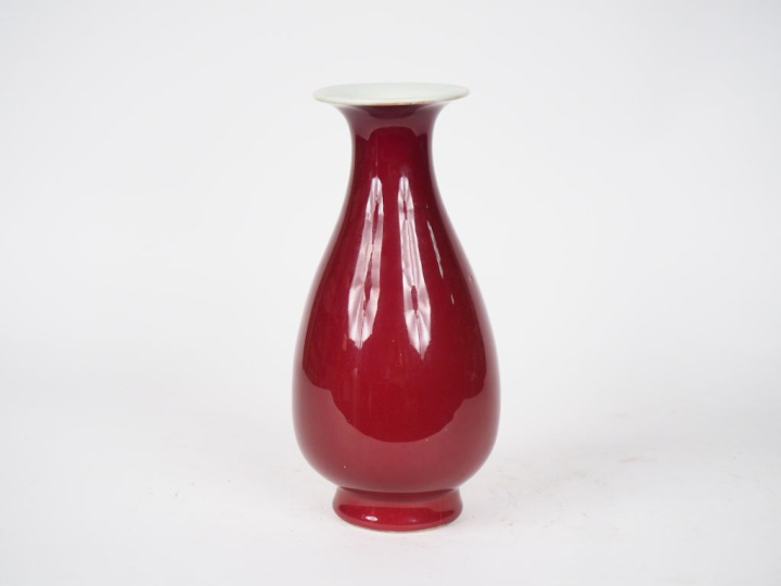 Chine, fin XIXe début XXe siècle,  Vase balustre en porcelaine émaillé
