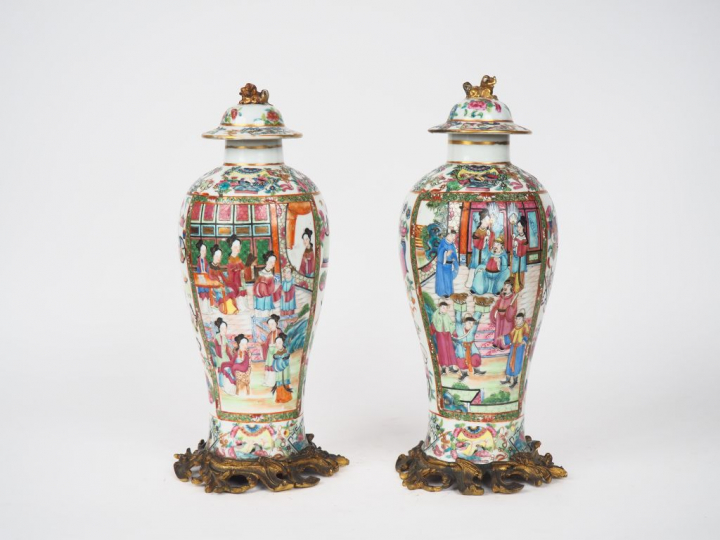 Chine, Canton fin XIXe siècle,  Paire de vases couverts de forme lance