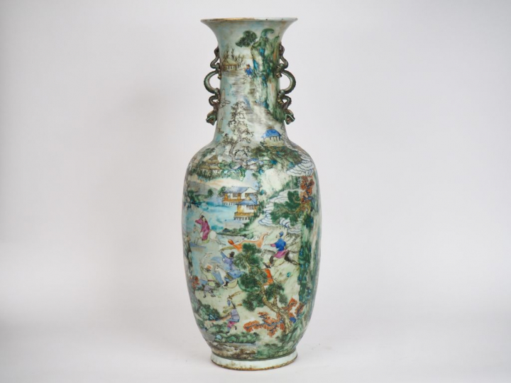 Chine, fin XIXe siècle,  Grand vase balustre en porcelaine et émaux po