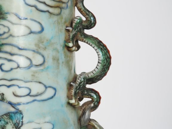 Chine, fin XIXe siècle,  Grand vase balustre en porcelaine et émaux po