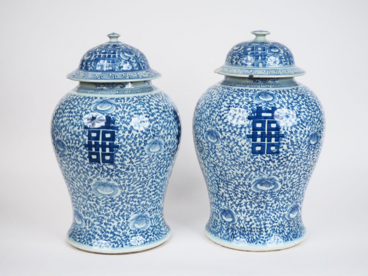 Chine vers 1900,  Paire de potiches couvertes en porcelaine blanche à 
