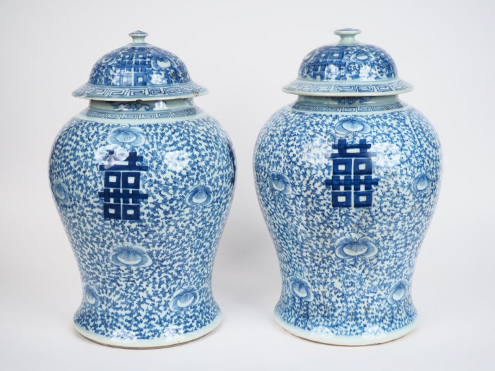 Chine vers 1900,  Paire de potiches couvertes en porcelaine blanche à 