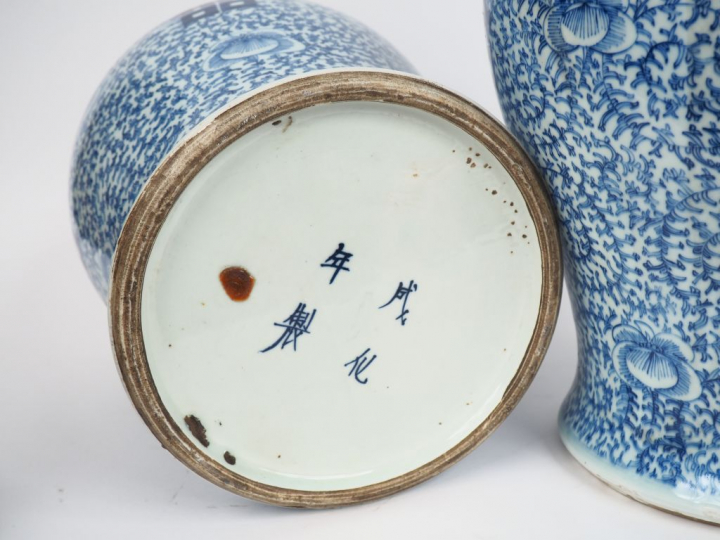Chine vers 1900,  Paire de potiches couvertes en porcelaine blanche à 