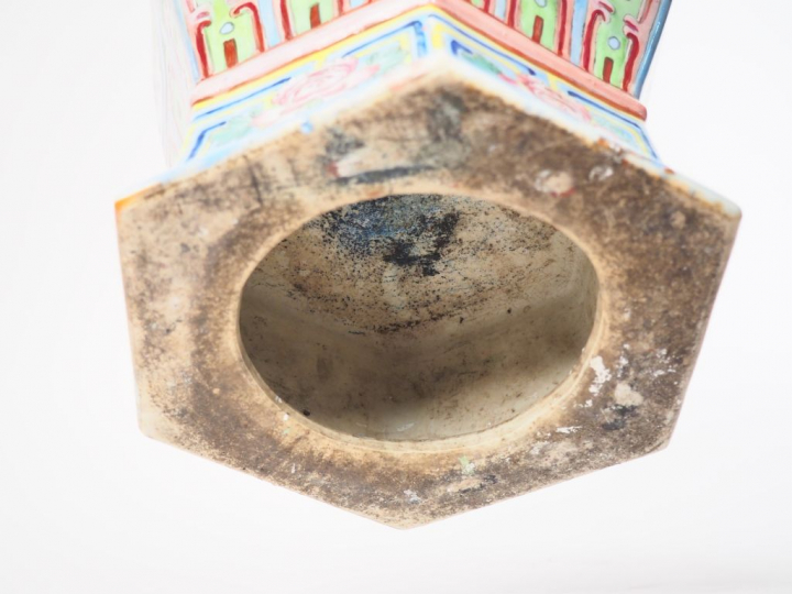 Chine, période Tonghzi Grand vase de forme hexagonale en porcelaine et
