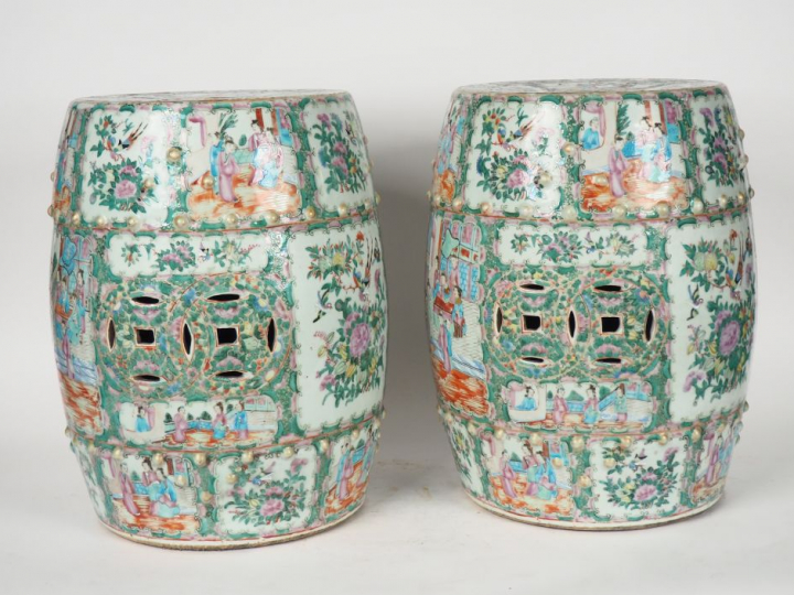 Canton, vers 1900, Paire de tabourets en porcelaine et émaux de style 