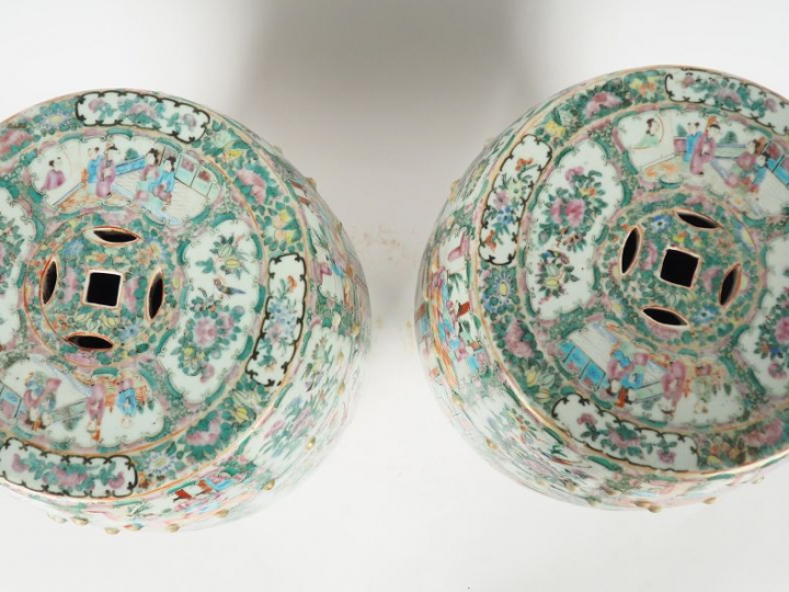 Canton, vers 1900, Paire de tabourets en porcelaine et émaux de style 