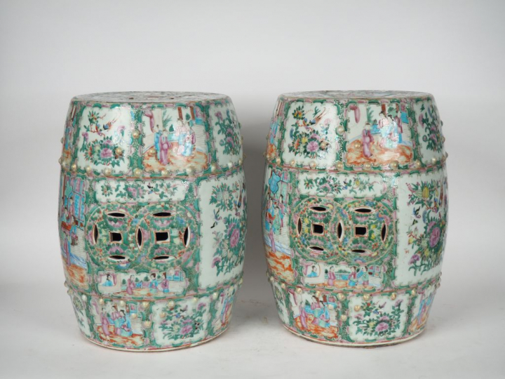 Canton, vers 1900, Paire de tabourets en porcelaine et émaux de style 