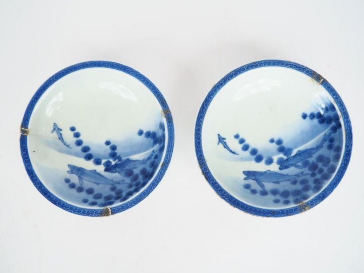Chine, XXème siècle Paire de coupes sur piédouche en porcelaine blanch