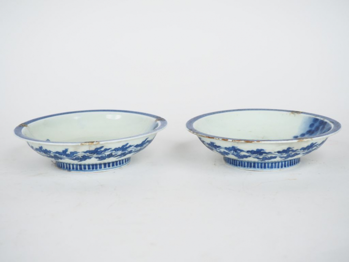 Chine, XXème siècle Paire de coupes sur piédouche en porcelaine blanch