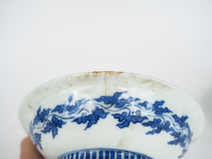 Chine, XXème siècle Paire de coupes sur piédouche en porcelaine blanch