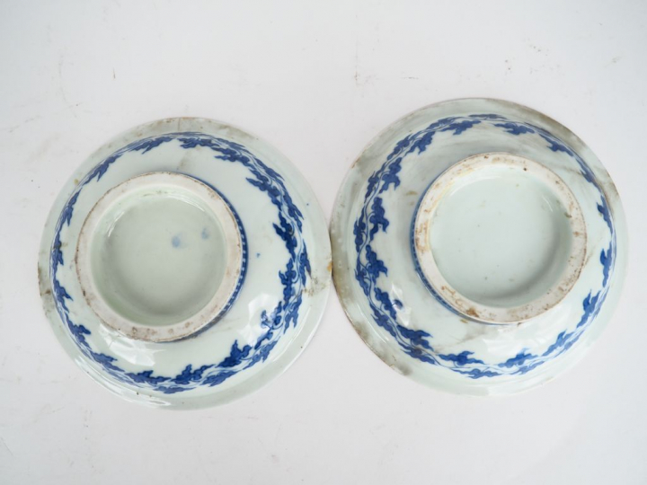 Chine, XXème siècle Paire de coupes sur piédouche en porcelaine blanch