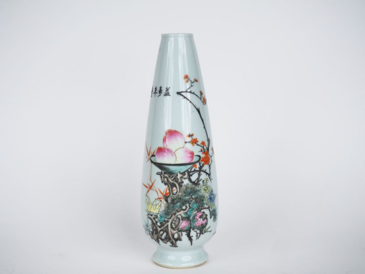 Chine, deuxième moitié XXe siècle,  Vase oblong en porcelaine et émaux