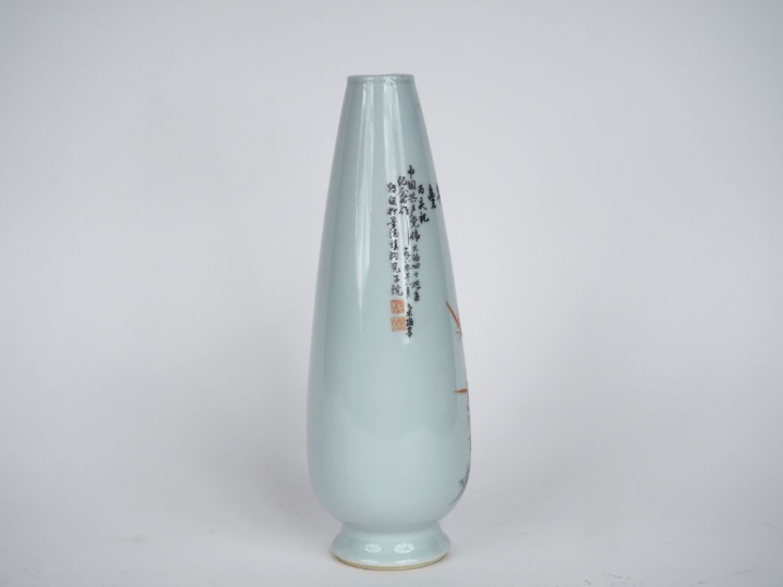 Chine, deuxième moitié XXe siècle,  Vase oblong en porcelaine et émaux