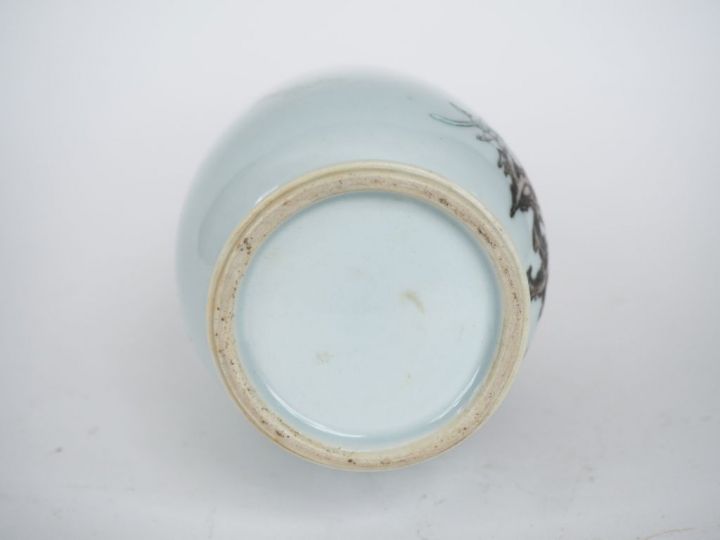 Chine, deuxième moitié XXe siècle,  Vase oblong en porcelaine et émaux