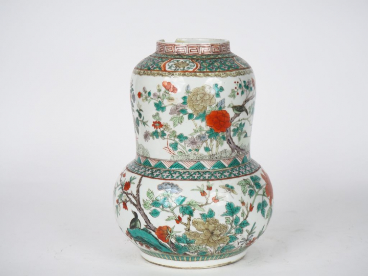 Chine, XXe siècle,  Vase « coloquinte » en porcelaine et émaux de styl