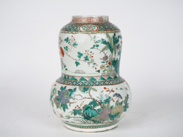 Chine, XXe siècle,  Vase « coloquinte » en porcelaine et émaux de styl