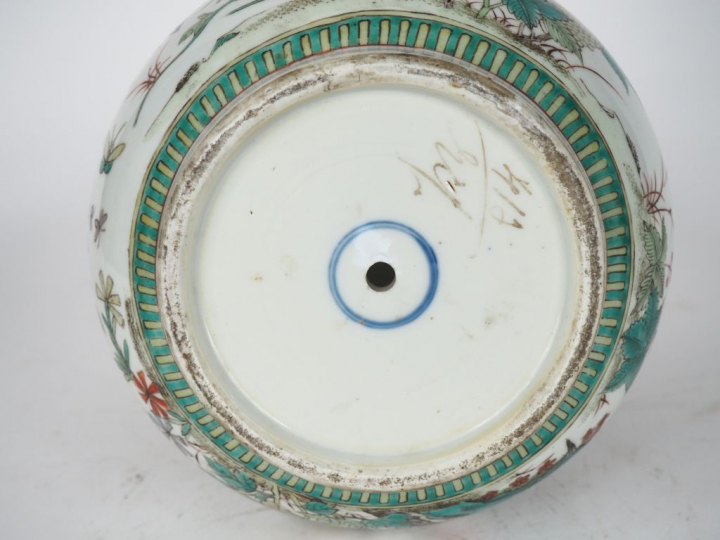 Chine, XXe siècle,  Vase « coloquinte » en porcelaine et émaux de styl