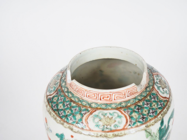 Chine, XXe siècle,  Vase « coloquinte » en porcelaine et émaux de styl