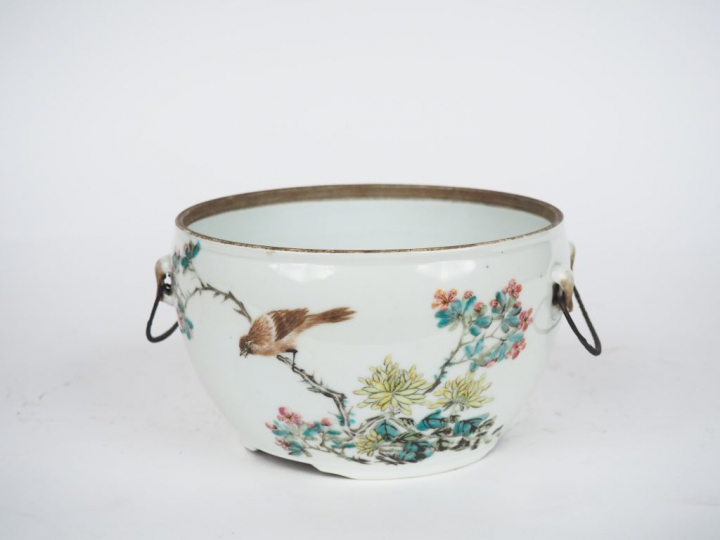 Chine, XXe siècle, Bouillon en porcelaine et émaux de style famille ro
