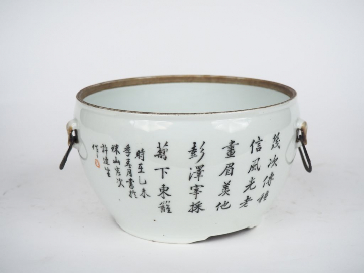 Chine, XXe siècle, Bouillon en porcelaine et émaux de style famille ro