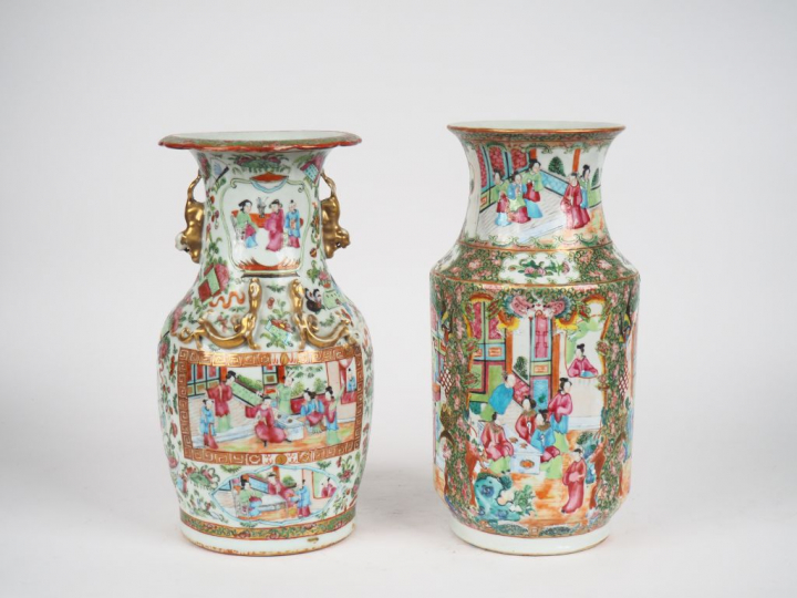 Canton vers 1900, 2 différents vases en porcelaine à décor de personna