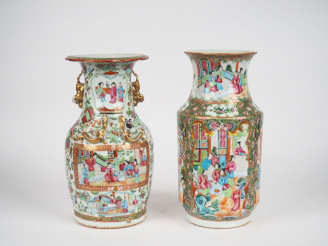 Vente aux enchères Canton vers 1900, 2 différents vases en porcelaine à décor de personna