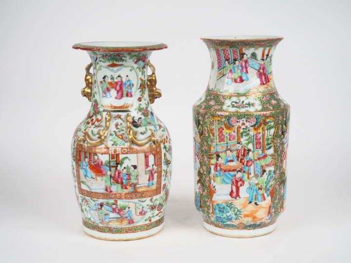 Canton vers 1900, 2 différents vases en porcelaine à décor de personna