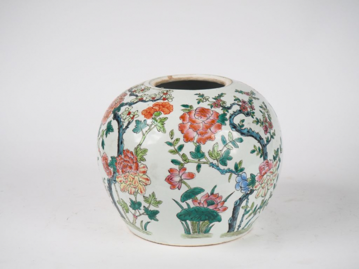 Chine, XXe siècle,  Pot à gingembre en porcelaine et émaux polychromes